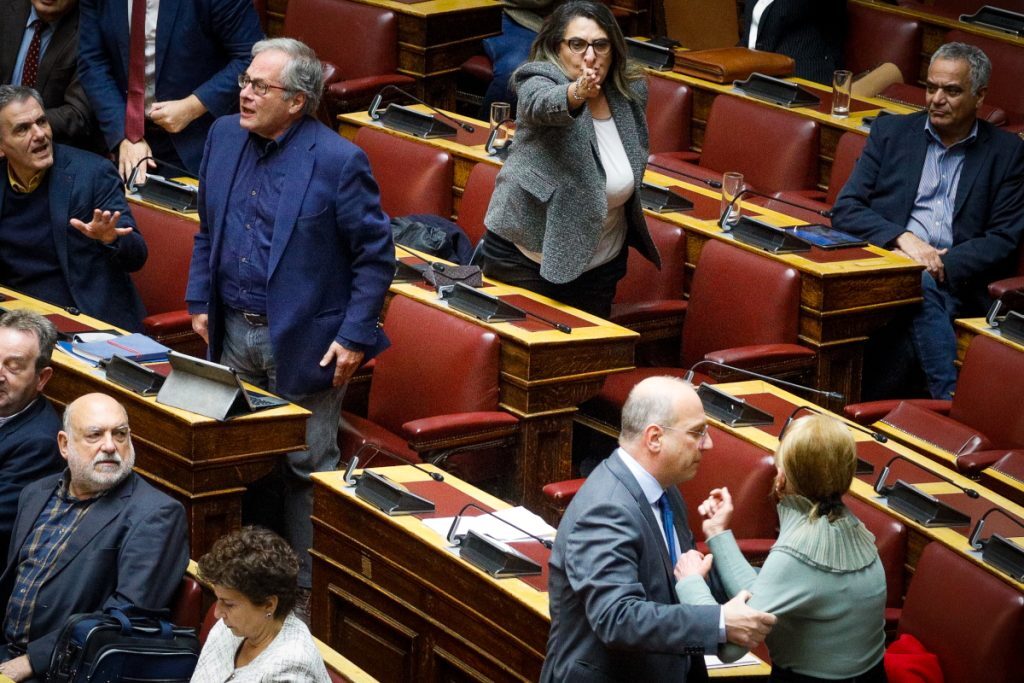 Χαμός στη Βουλή: Η Πιπιλή έφτασε μέχρι τα έδρανα του ΣΥΡΙΖΑ – «Πυροσβέστης» ο Οικονόμου