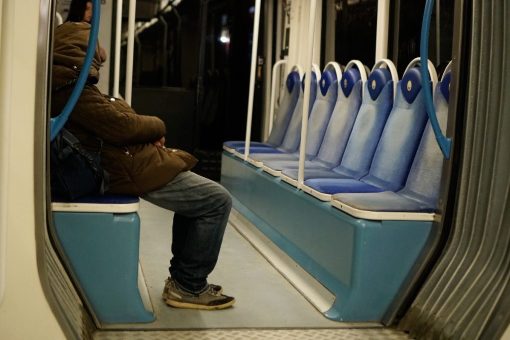 Ηλικιωμένος σε Τραμ: Συγκινεί ο άνδρας που κοιμόταν σε βαγόνι – Η εικόνα που έγινε viral
