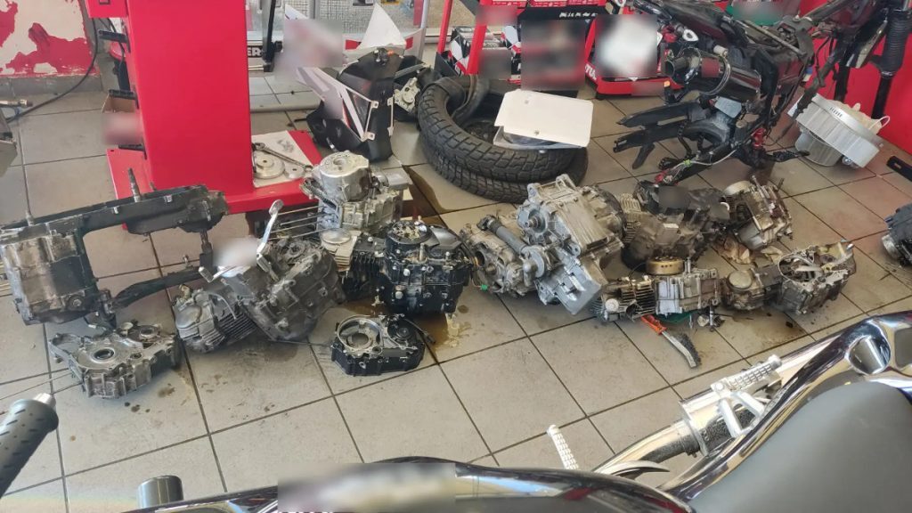 Εξαρθρώθηκε σπείρα που έκλεβε μοτοσικλέτες στην Αττική – Τρεις συλλήψεις