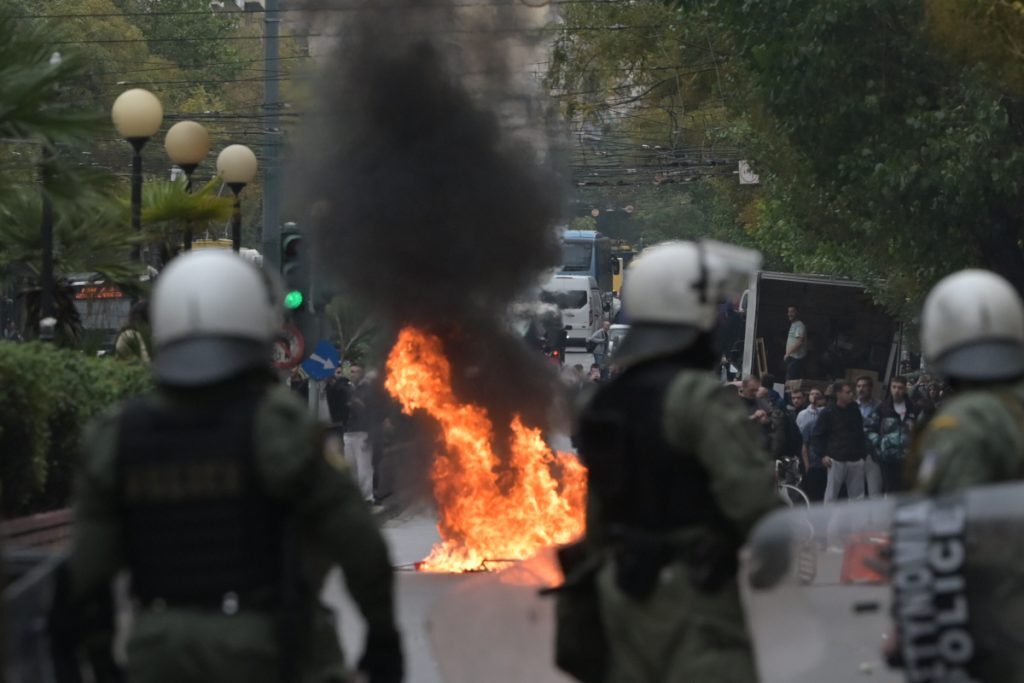Μολότοφ, πετροπόλεμος, χημικά και προσαγωγές μετά τη μεγάλη διαδήλωση στο Σύνταγμα