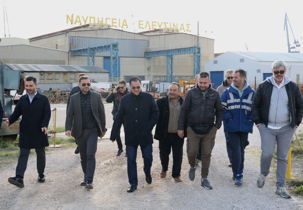 Στα ναυπηγεία Ελευσίνας ο Άδωνις Γεωργιάδης – Πληρώθηκαν οι εργαζόμενοι