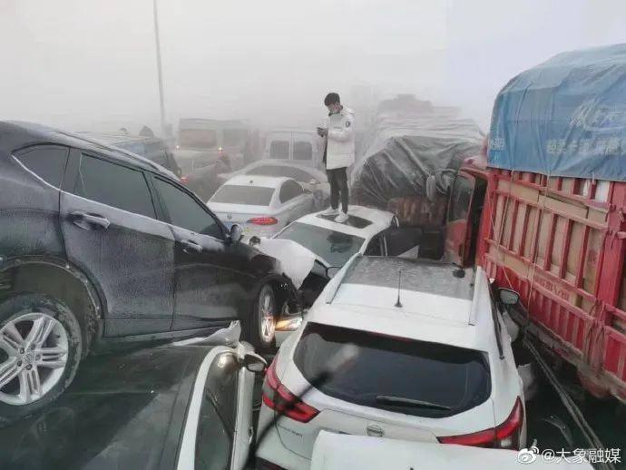 Απίστευτη καραμπόλα 200 αυτοκινήτων στην Κίνα - Ένας νεκρός