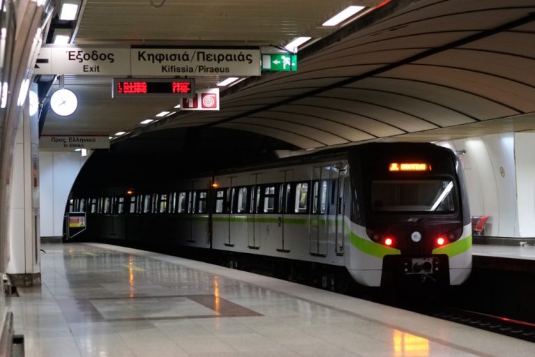 Μετρό: Αποκαταστάθηκε η κυκλοφορία – Χωρίς τις αισθήσεις του ο ηλικιωμένος που έπεσε