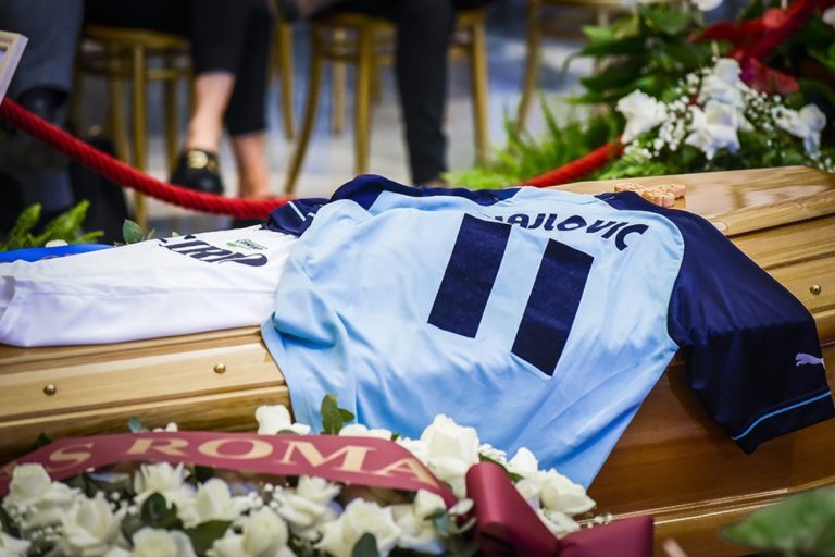 Σίνισα Μιχαΐλοβιτς: Συγκλονιστικές σκηνές στο τελευταίο «αντίο» του 53χρονου θρύλου – Μαντσίνι, Τότι, Σπαλέτι έδωσαν το «παρών» [βίντεο]