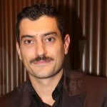 Ντυμένοι σαν δίδυμοι σε νέα βραδινή εμφάνιση Πανταζάρας και Τουμάση – Όλοι κοιτούσαν τη βέρα στο χέρι του Αργύρη