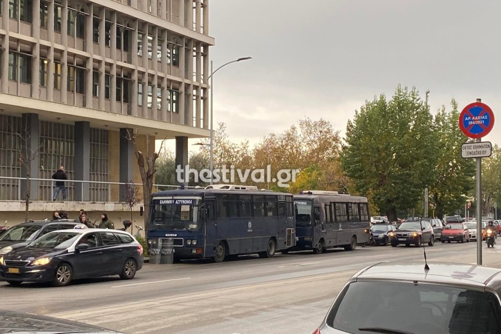Θεσσαλονίκη: Πήρε προθεσμία ο 32χρονος αστυνομικός – «Πυροβόλησα ενστικτωδώς προς τα κάτω» [βί