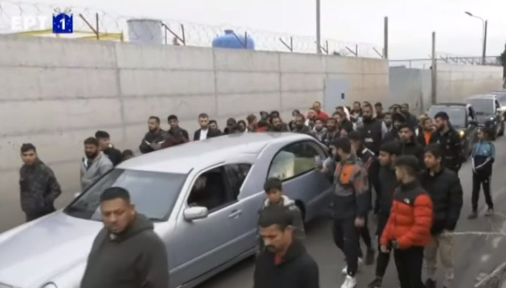 Θεσσαλονίκη: Με κομβόι η σορός του 16χρονου στο σπίτι της οικογένειας – Θρήνος στον οικισμό «Α