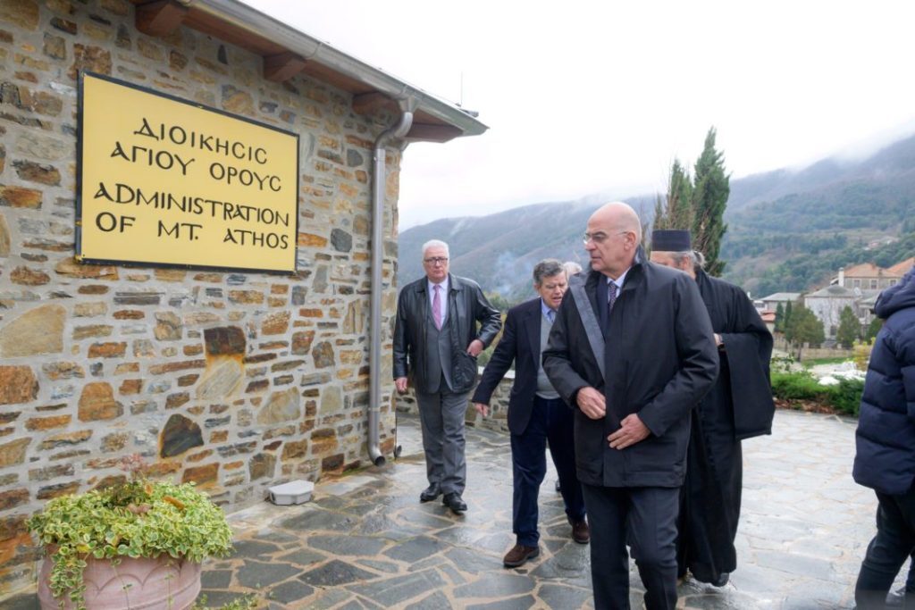 Λαχτάρα με τον Νίκο Δένδια: Είχε επεισόδιο ορθοστατικής υπότασης στο Άγιο Όρος