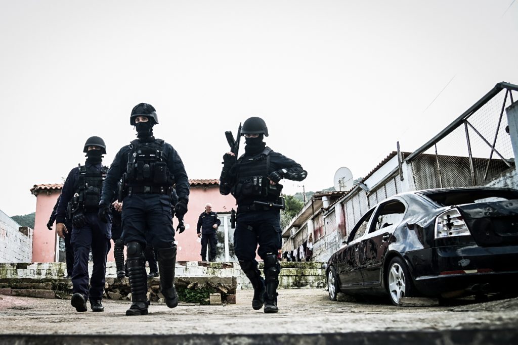 Ευρεία αστυνομική επιχείρηση στα Άνω Λιόσια: Συνελήφθησαν 12 άτομα – Κατασχέθηκαν 2 πιστόλια κ