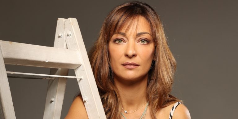 Η Έμιλυ Κολιανδρή στο ΤΥΠΟΣ TV: «Είναι σκληρό να νιώθεις ότι προδίδεσαι λόγω χρόνου»