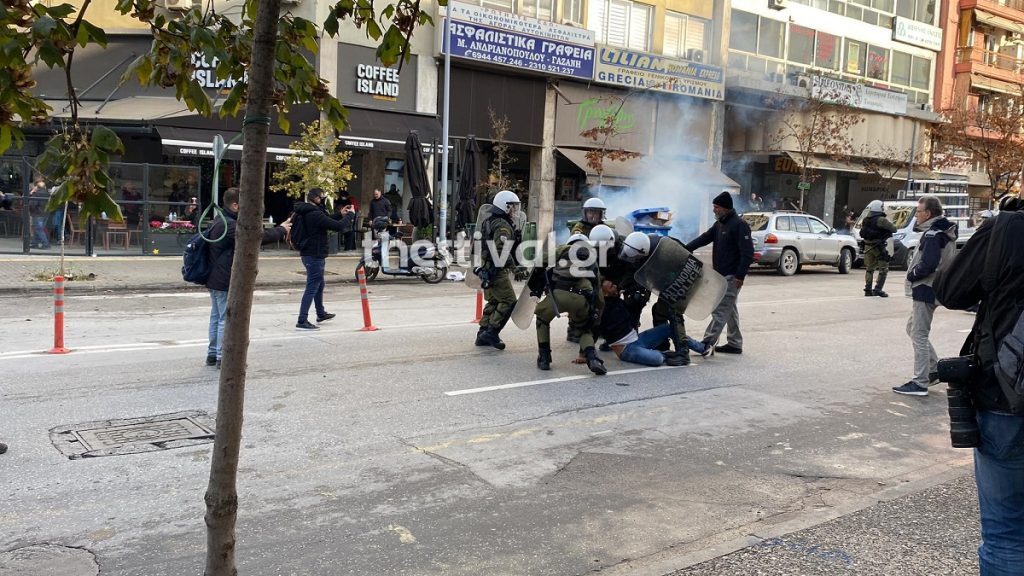 Θεσσαλονίκη: Επεισόδια μεταξύ Ρομά και αστυνομικών έξω από τα δικαστήρια
