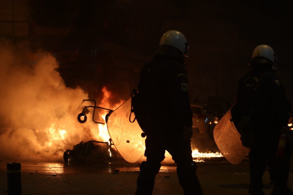 Επέτειος Γρηγορόπουλου: Επεισόδια σε Εξάρχεια και Θεσσαλονίκη μετά τις πορείες