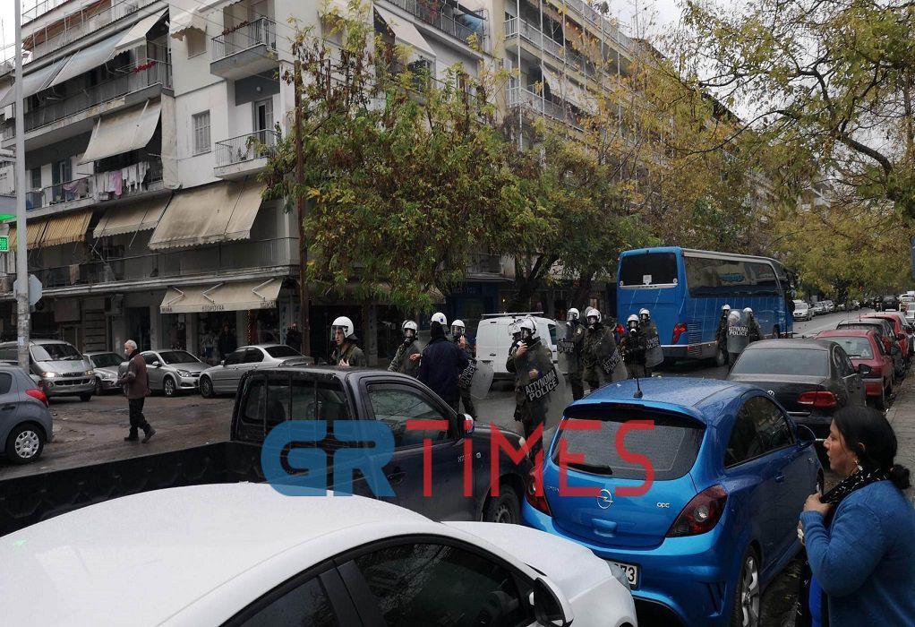 Θεσσαλονίκη: Ένταση μεταξύ Ρομά και ΜΑΤ έξω από το Ιπποκράτειο για τον 16χρονο