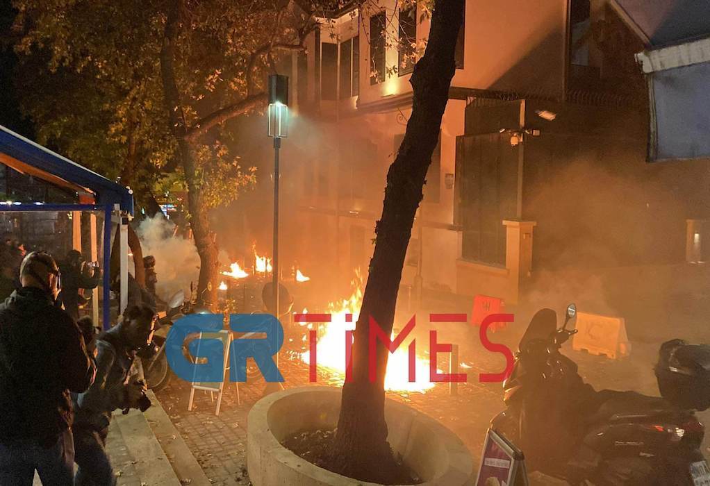 Θεσσαλονίκη: Bροχή από μολότοφ έξω από του Τουρκικό Προξενείο