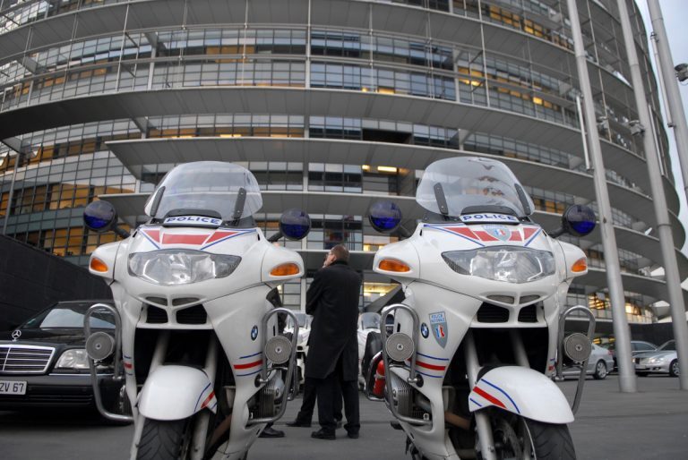 Politico για Qatargate: Eφοδος της αστυνομίας στο Ευρωπαϊκό Κοινοβούλιο