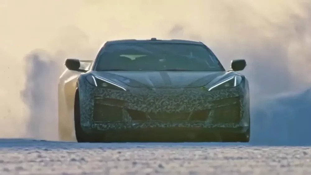 Chevrolet Corvette E-Ray: Δείτε την να driftαρει στο χιόνι!