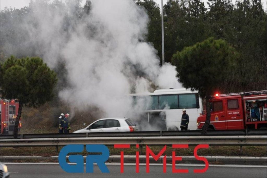 Συναγερμός στη Θεσσαλονίκη: Φωτιά σε σχολικό λεωφορείο – Απομακρύνθηκαν τα παιδιά