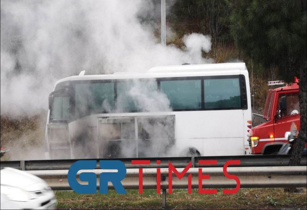 Θεσσαλονίκη: Υπό έλεγχο η φωτιά σε σχολικό λεωφορείο – Σώθηκαν από θαύμα οι μαθητές