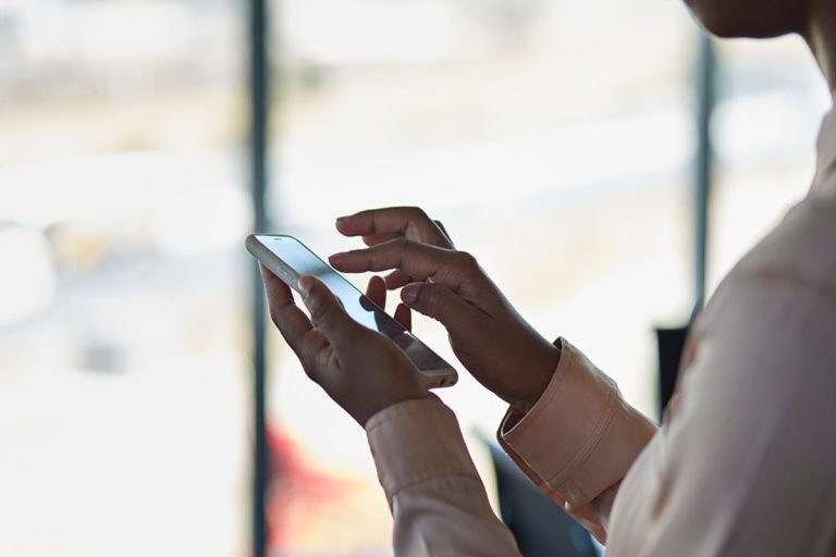 Apple: Έβγαλαν… νύχια για το AirTag – Μηνύουν την εταιρεία για την ύποπτη χρήση της συσκευής από του