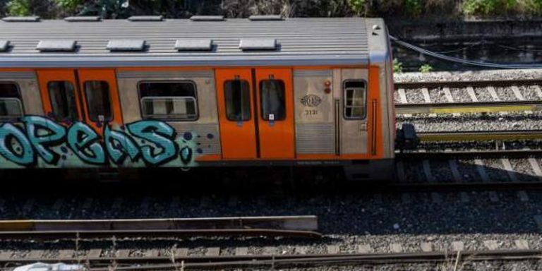Πευκάκια: Νεκρή η γυναίκα που έπεσε στις γραμμές του ΗΣΑΠ