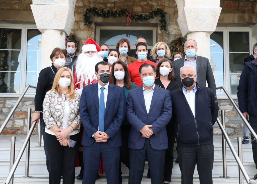 Επίσκεψη Πλεύρη-Γεωργιάδη στο Παίδων Πεντέλης – Μοίρασαν παιχνίδια στα παιδιά