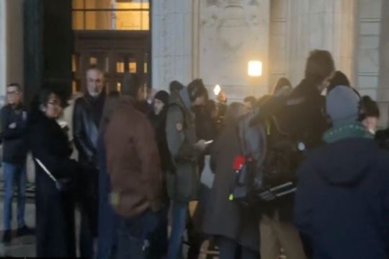 Εύα Καϊλή: Πολιορκία από τους δημοσιογράφους, οι πρώτες εικόνες από το δικαστικό μέγαρο – Τι θα υποστηρίξει για να μην προφυλακιστεί [βίντεο]