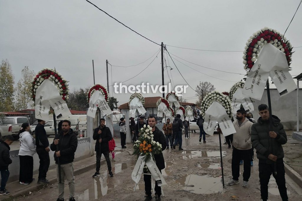Θάνατος 16χρονου Ρομά: Ράγισαν καρδιές στην κηδεία του Κώστα Φραγκούλη [βίντεο]