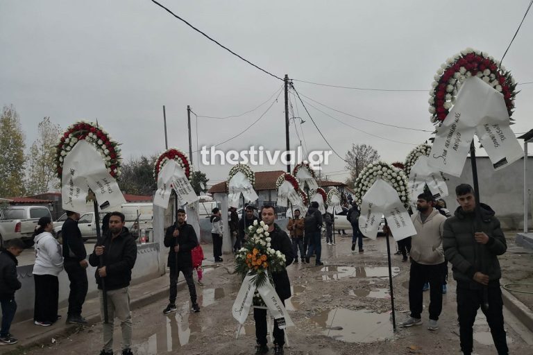 Θάνατος 16χρονου Ρομά: Ράγισαν καρδιές στην κηδεία του Κώστα Φραγκούλη [βίντεο]