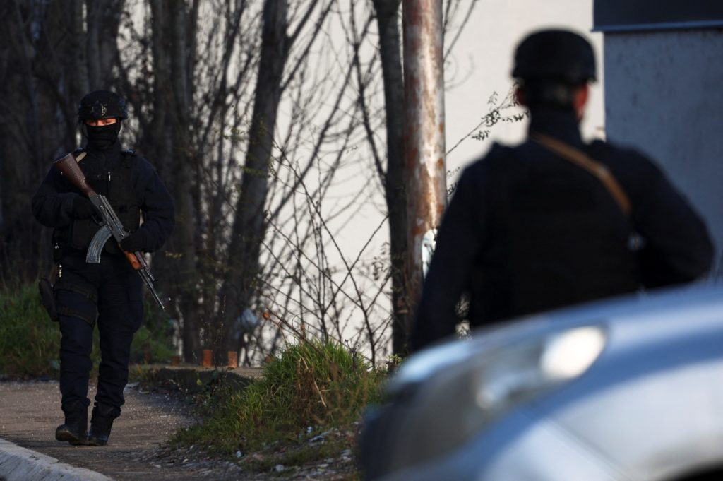Κόσοβο: Με το δάχτυλο στην σκανδάλη – Νέα μπλόκα και «πύραυλοι»