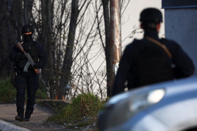 Κόσοβο: Με το δάχτυλο στην σκανδάλη – Νέα μπλόκα και «πύραυλοι»