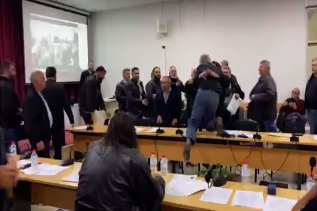 Κρήτη: Σκηνές Τουρκίας σε Δημοτικό Συμβούλιο της Γόρτυνας – Πιάστηκαν στα χέρια για τον… χρημα