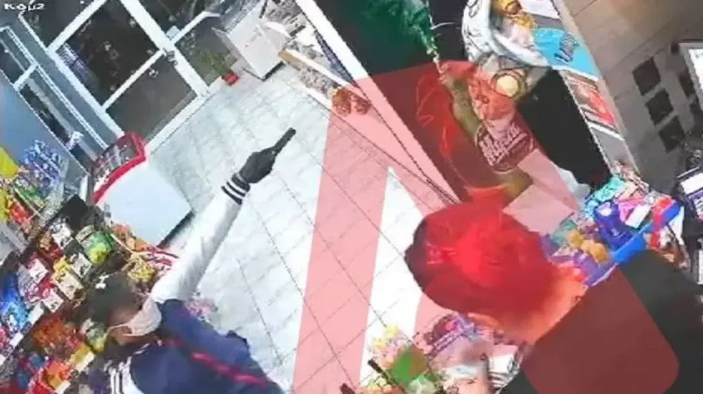 Λιόσια: Βίντεο-σοκ με ληστή να σημαδεύει με όπλο μητέρα και βρέφος