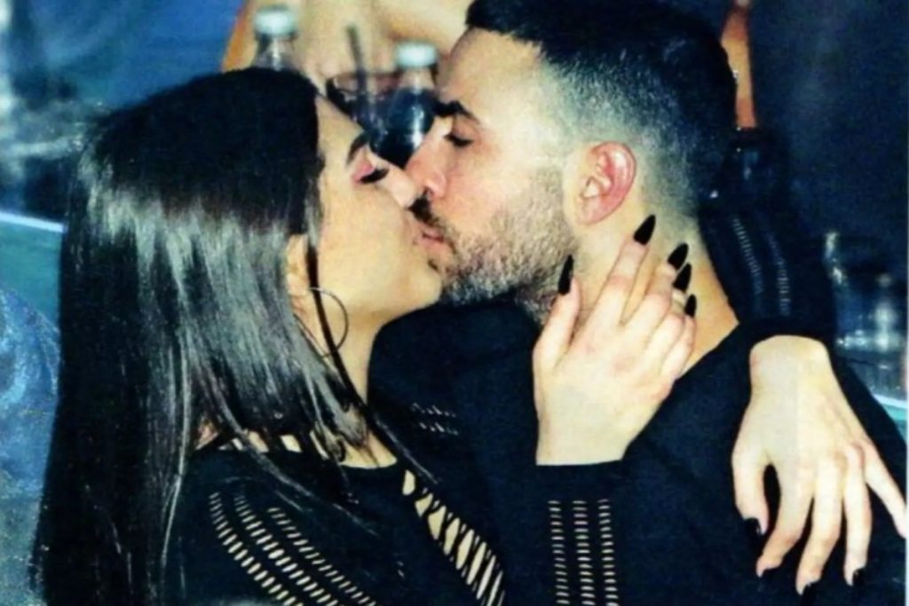 Μελίνα Νικολαΐδη: Τα «καυτά» φιλιά της κόρης της Βανδή με τον σύντροφό της – Εικόνες από την πρώτη δ