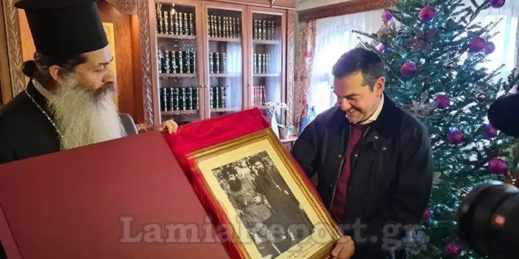 Ο Μητροπολίτης Φθιώτιδας χάρισε στον Τσίπρα κορνίζα με τον Βελουχιώτη [βίντεο]