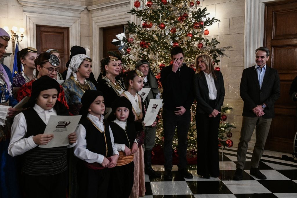 Χριστούγεννα 2022: Τα κάλαντα στον πρωθυπουργό Κυριάκο Μητσοτάκη [βίντεο]