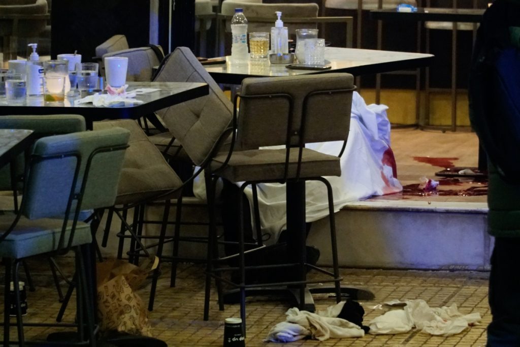 Μακελειό στη Νέα Σμύρνη: Εισπράκτορας κυκλώματος προστασίας ο ένας νεκρός – Έπεσαν 7 σφαίρες σε 4 δε