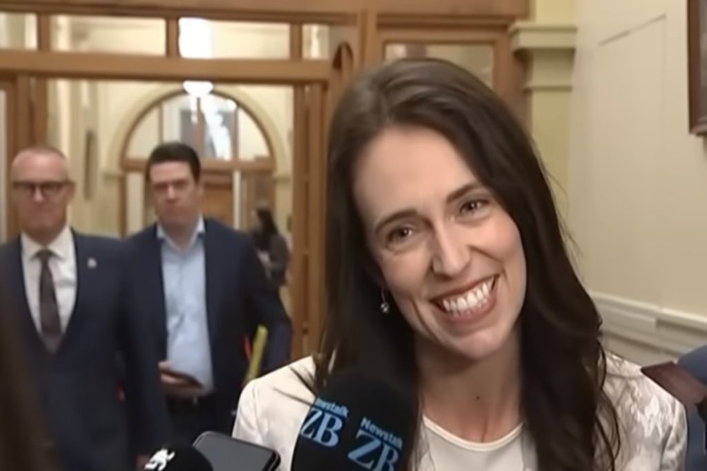 Νέα Ζηλανδία: Η πρωθυπουργός ξέχασε το μικρόφωνο ανοιχτό και έγινε χαμός – «Τι αλαζόνας μ@λ@κα