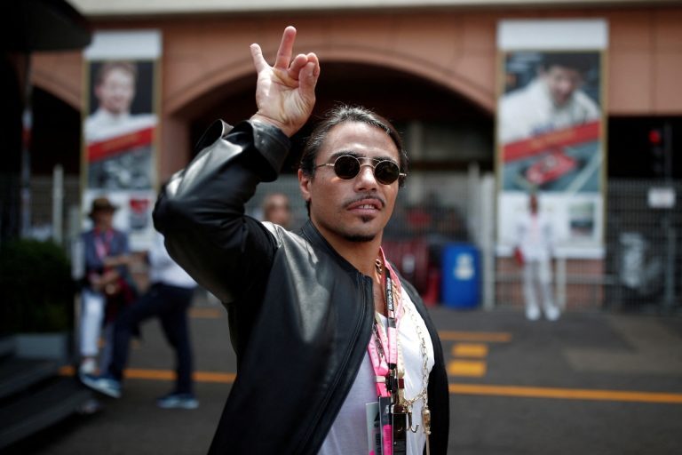 Salt Bae: Νέο επεισόδιο με τον προκλητικό Τούρκο σεφ – Ήταν αγενής με πελάτη που πλήρωσε αδρά για να τον σερβίρει ο ίδιος [βίντεο]