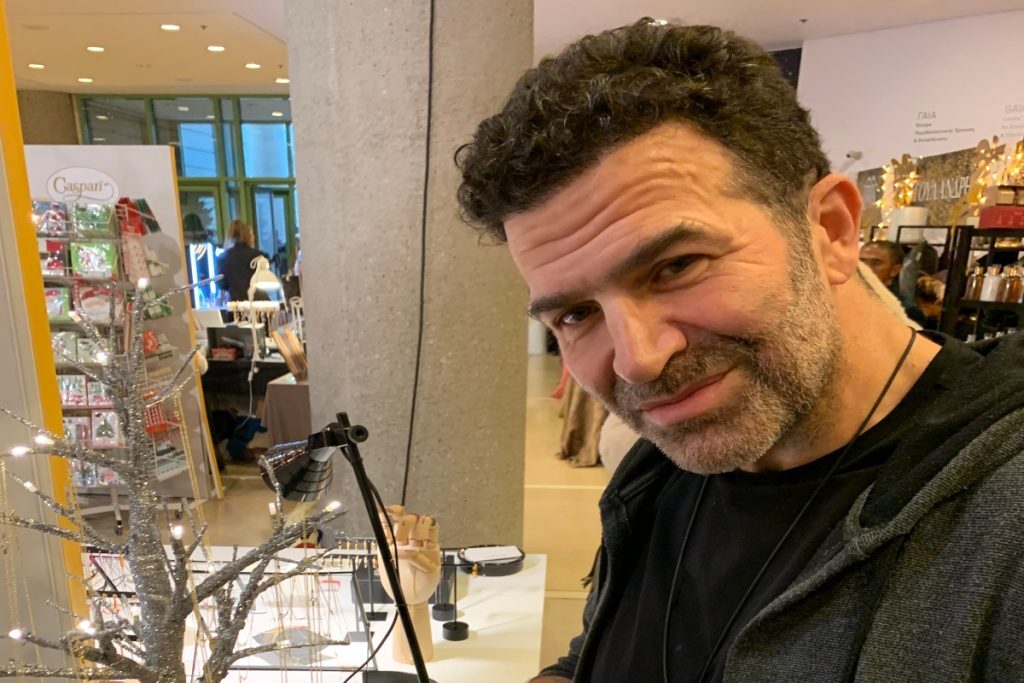 Σασμός: Ο τραγουδιστής της σειράς Ηλίας Παλιουδάκης μας δείχνει το γούρι του