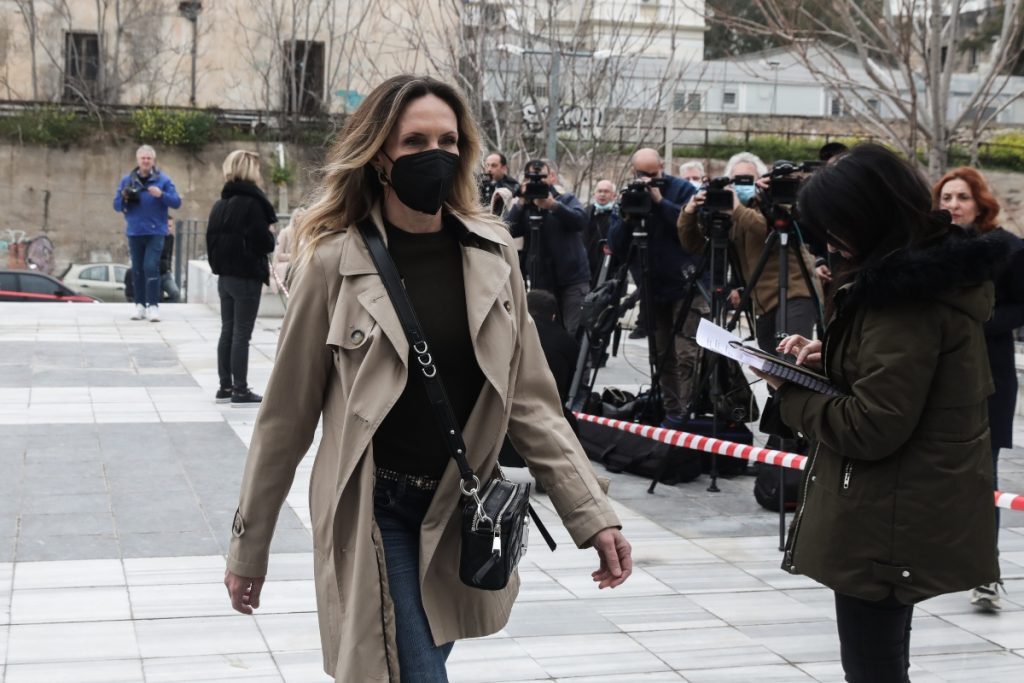 Δίκη Φιλιππίδη: «Πυρ και μανία» η Εβελίνα Παπούλια – «Να σας πω για την ανατομία των γεννητικών οργά
