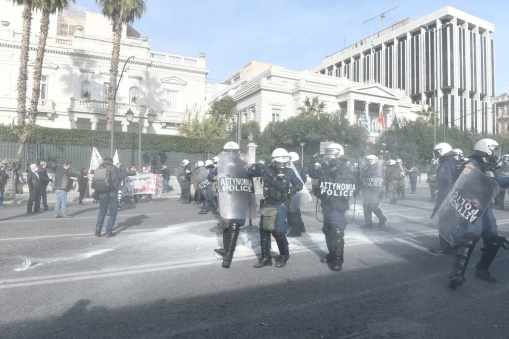 Ένταση στην πορεία εκπαιδευτικών στο κέντρο της Αθήνας