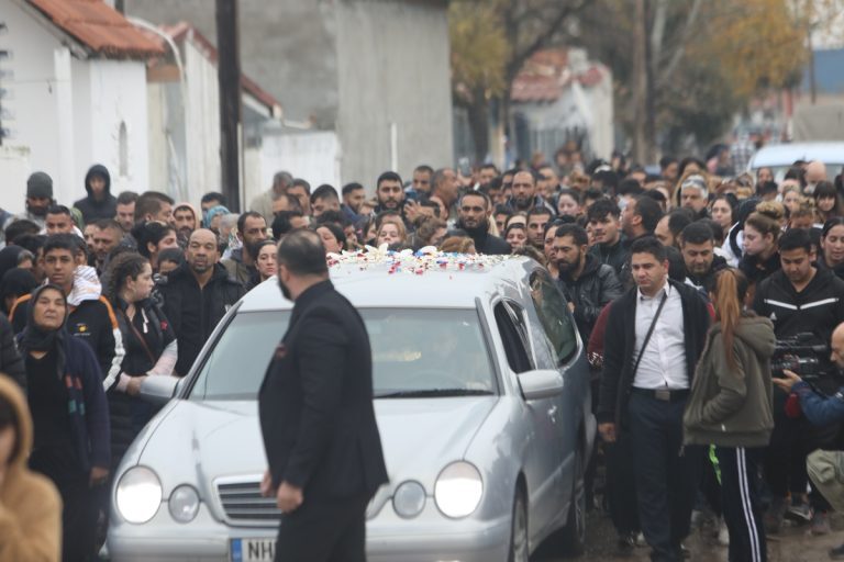 Κηδεία 16χρονου Ρομά: Πλήθος κόσμου στο τελευταίο αντίο του Κώστα Φραγκούλη [βίντεο]