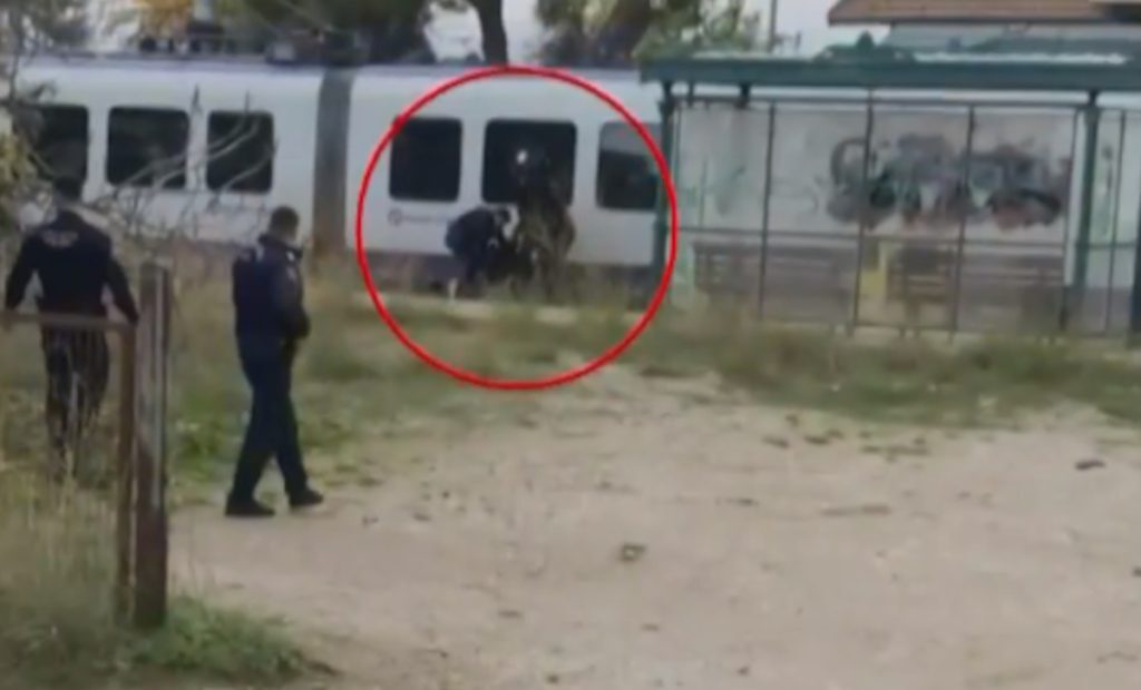 Τατόι: Καρέ καρέ η σύλληψη του αλλοδαπού που απειλούσε τους επιβάτες του προαστιακού
