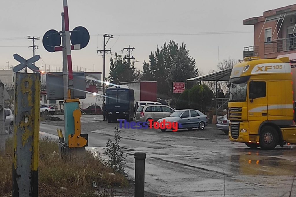 Θεσσαλονίκη: Σφαίρα στο κεφάλι δέχθηκε ο 16χρονος που εμβόλισε περιπολικό – Δεν πλήρωσε τη βενζίνη