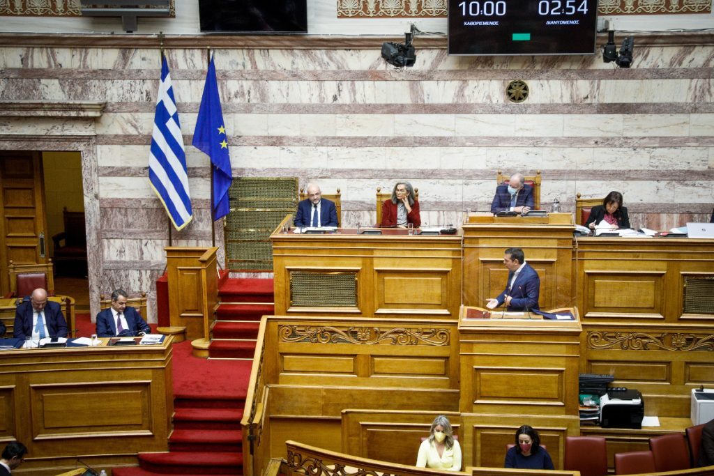 Σόου Τσίπρα στη Βουλή: Διέκοψε την ομιλία του ζητώντας από τον Μητσοτάκη να τοποθετηθεί – «Είσ