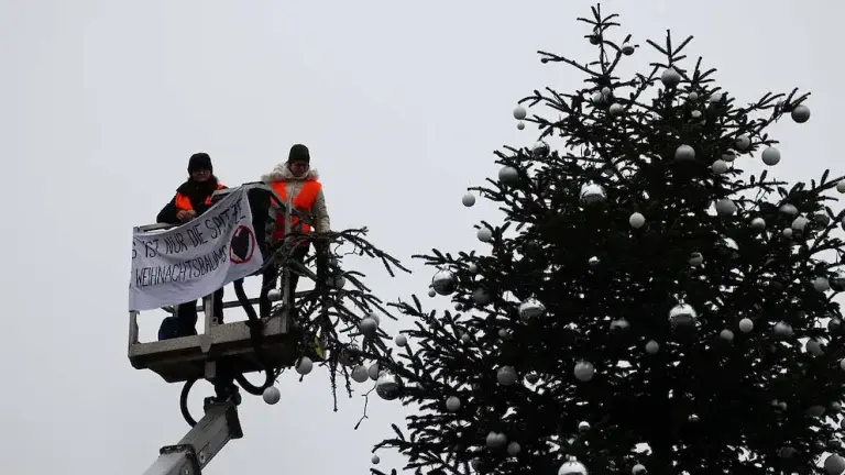 Γερμανία: Ακτιβιστές πριόνισαν την κορυφή του χριστουγεννιάτικου δένδρου του Βερολίνου
