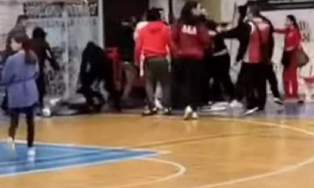 Βόλος: Άγριο ξύλο σε αγώνα γυναικείου βόλεϊ – Δείτε το βίντεο