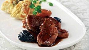 Χοιρινό με δαμάσκηνα και μαυροδάφνη