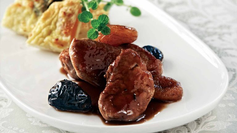 Χοιρινό με δαμάσκηνα και μαυροδάφνη