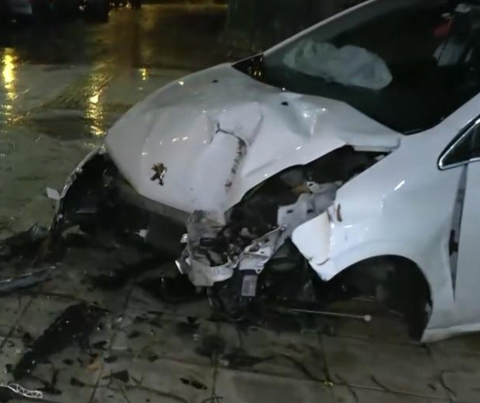 Σοβαρό τροχαίο στην Θεσσαλονίκη: Αυτοκίνητο «καρφώθηκε» σε προστατευτικό και κατέληξε σε πεζοδρόμιο